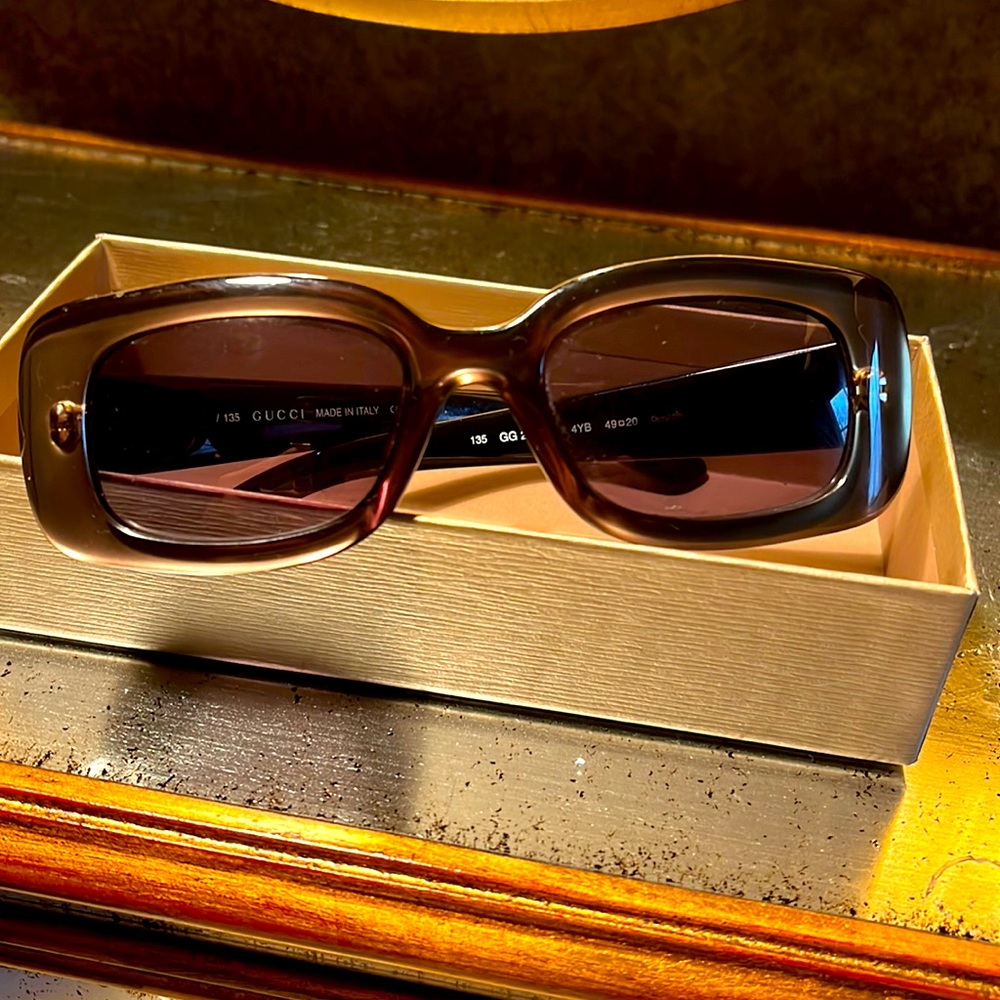 Gucci sunglasses x made in Italy. This color is brown /bronze